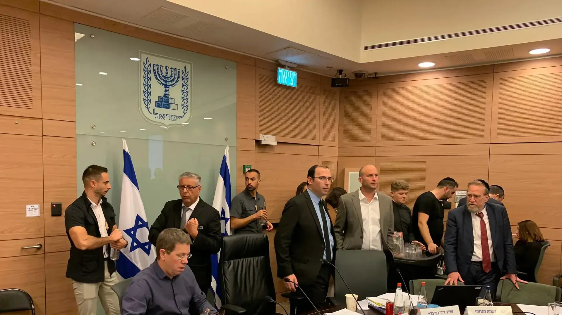 מאבטח מלווה את שמחה רוטמן, דיון ועדת החוקה, 13 בפברואר 2023 מאבטח מלווה את שמחה רוטמן, דיון ועדת החוקה, 13 בפברואר 2023
