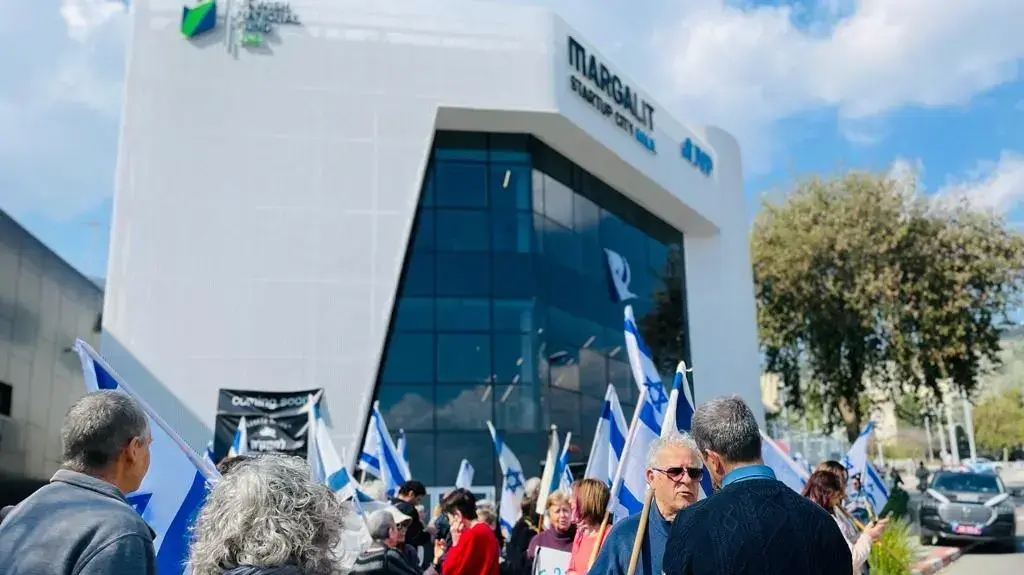 הפגנה במחאה על המהפכה המשפטית, קריית שמונה, 13 בפברואר 2023 הפגנה במחאה על המהפכה המשפטית, קריית שמונה, 13 בפברואר 2023