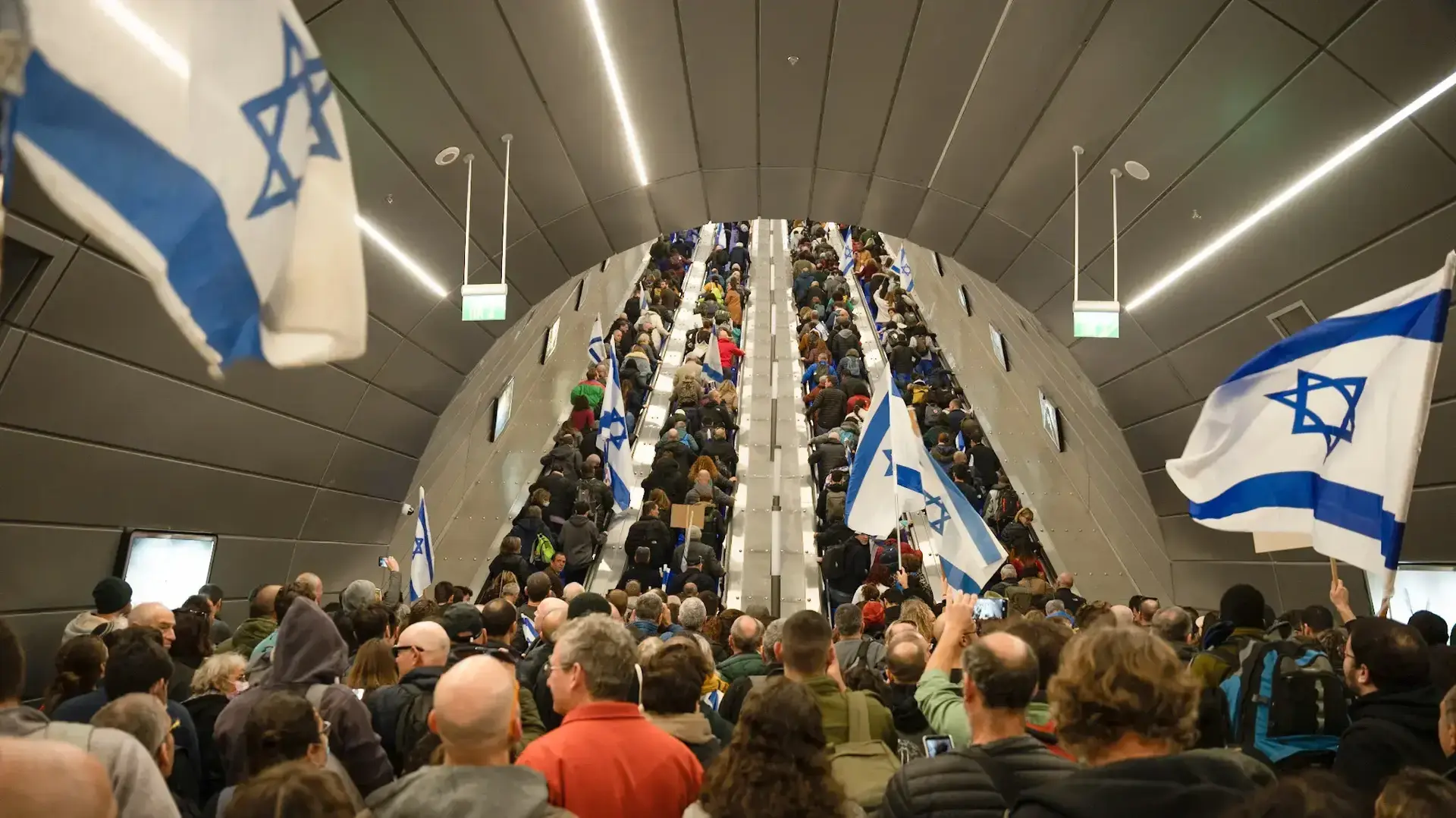 מפגינים בתחנת הרכבת נבון בדרכם למחאה נגד המהפכה המשפטית, 13 בפברואר 2023 מפגינים בתחנת הרכבת נבון בדרכם למחאה נגד המהפכה המשפטית, 13 בפברואר 2023