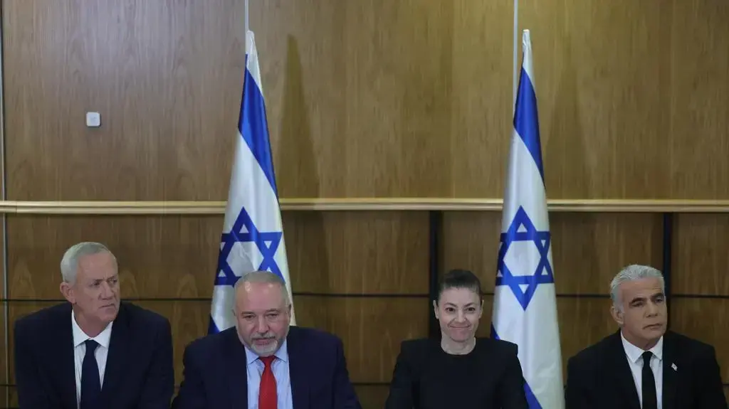 יאיר לפיד, בני גנץ, אביגדור ליברמן, מרב מיכאלי בישיבת ראשי האופוזיציה, כנסת, 13 בפברואר 2023 יאיר לפיד, בני גנץ, אביגדור ליברמן, מרב מיכאלי בישיבת ראשי האופוזיציה, כנסת, 13 בפברואר 2023