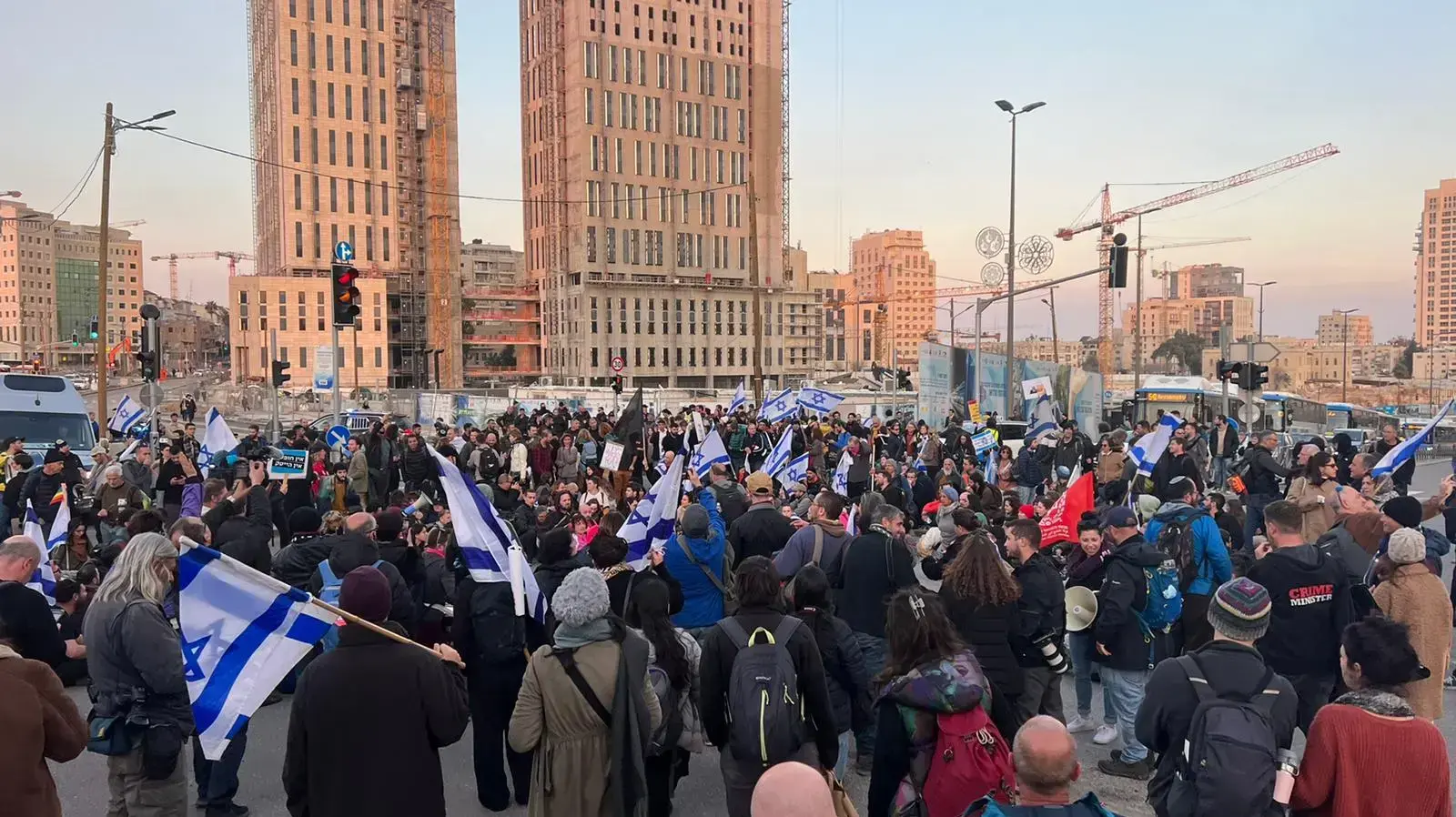 מפגינים נגד המהפכה המשפטית סמוך לבנייני האומה בירושלים מפגינים נגד המהפכה המשפטית סמוך לבנייני האומה בירושלים