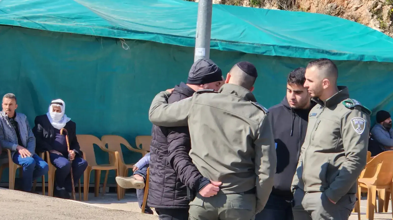 מנחמים את מוסטפא אחיו של אסיל סואעד שנפל במחסום שועפאט, חוסנייה, 14 בפברואר 2023 מנחמים את מוסטפא אחיו של אסיל סואעד שנפל במחסום שועפאט, חוסנייה, 14 בפברואר 2023