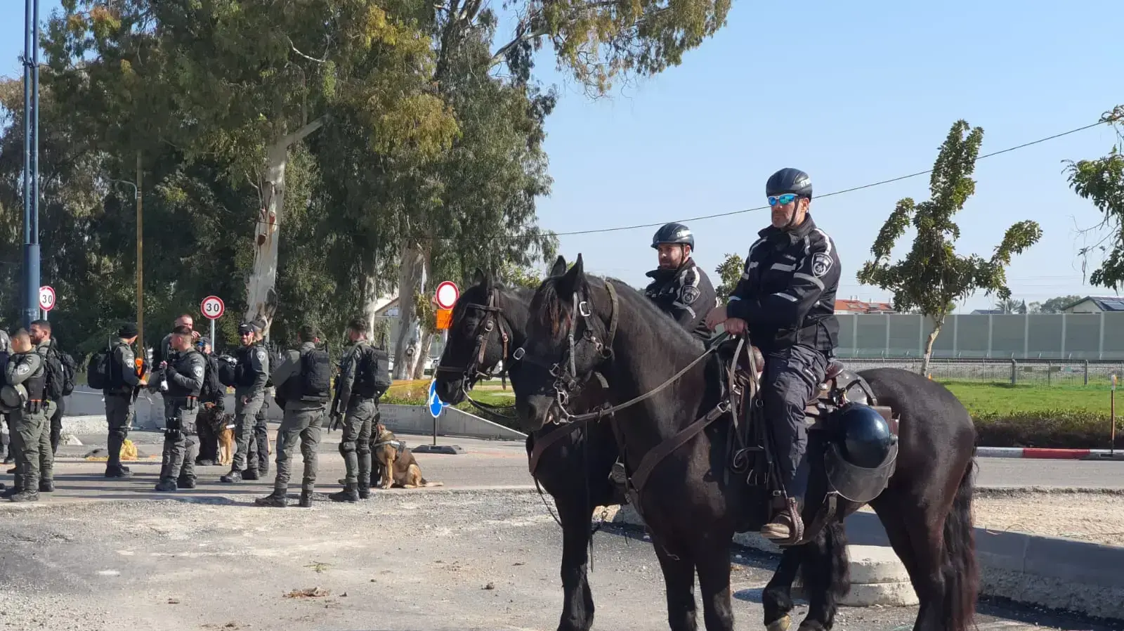 המשטרה והוועדה המקומית לתכנון ובניה הרסו מתחם מגורים שנבנה ללא היתר, עכו, 14 בפברואר 2023 המשטרה והוועדה המקומית לתכנון ובניה הרסו מתחם מגורים שנבנה ללא היתר, עכו, 14 בפברואר 2023