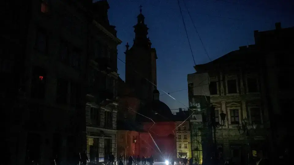 העיר לבוב בחשכה אחרי הפגזות רוסיות על תשתיות החשמל, נובמבר 2022