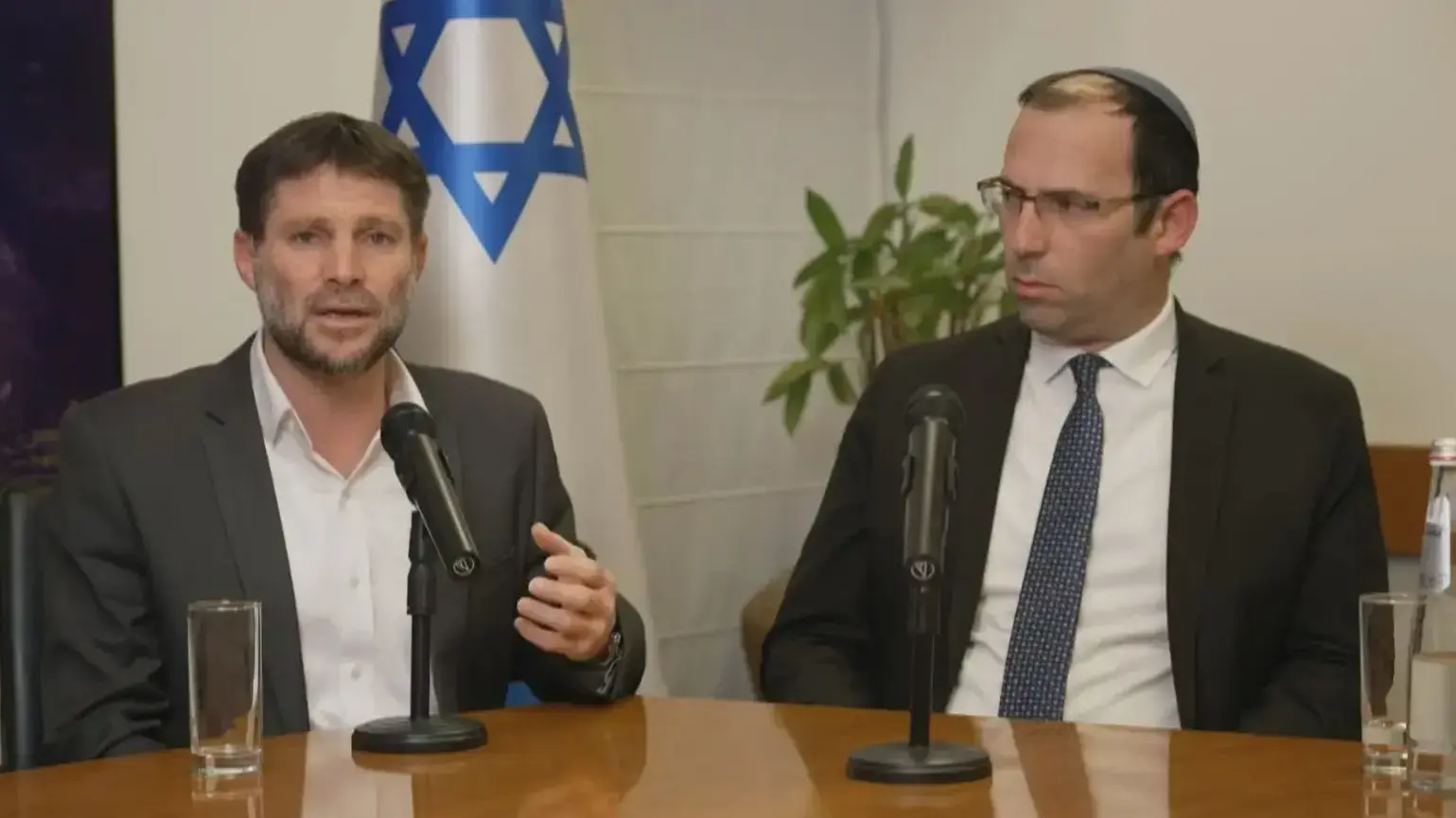 שמחה רוטמן ובצלאל סמוטריץ' בלייב פייסבוק שפתחו לצורך מענה לשאלות על הרפורמה המשפטית. 14 בפברואר 2023 שמחה רוטמן ובצלאל סמוטריץ' בלייב פייסבוק שפתחו לצורך מענה לשאלות על הרפורמה המשפטית. 14 בפברואר 2023