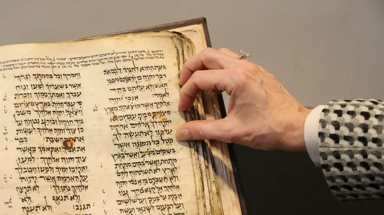 ספר התנ"ך העתיק ביותר בעולם מוצג בבית מכירות של סותבי'ס בניו יורק, ארה"ב, 15 בפברואר 2023 ספר התנ"ך העתיק ביותר בעולם מוצג בבית מכירות של סותבי'ס בניו יורק, ארה"ב, 15 בפברואר 2023