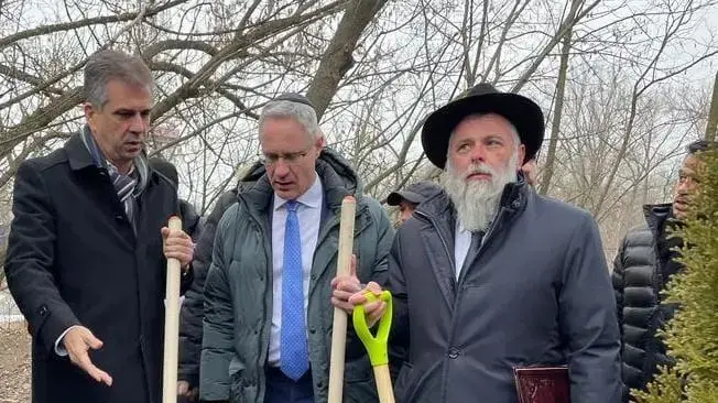 שר החוץ אלי כהן נטע עץ באתר ההנצחה בבאבי יאר באוקראינה, 16 בפברואר 2023 שר החוץ אלי כהן נטע עץ באתר ההנצחה בבאבי יאר באוקראינה, 16 בפברואר 2023