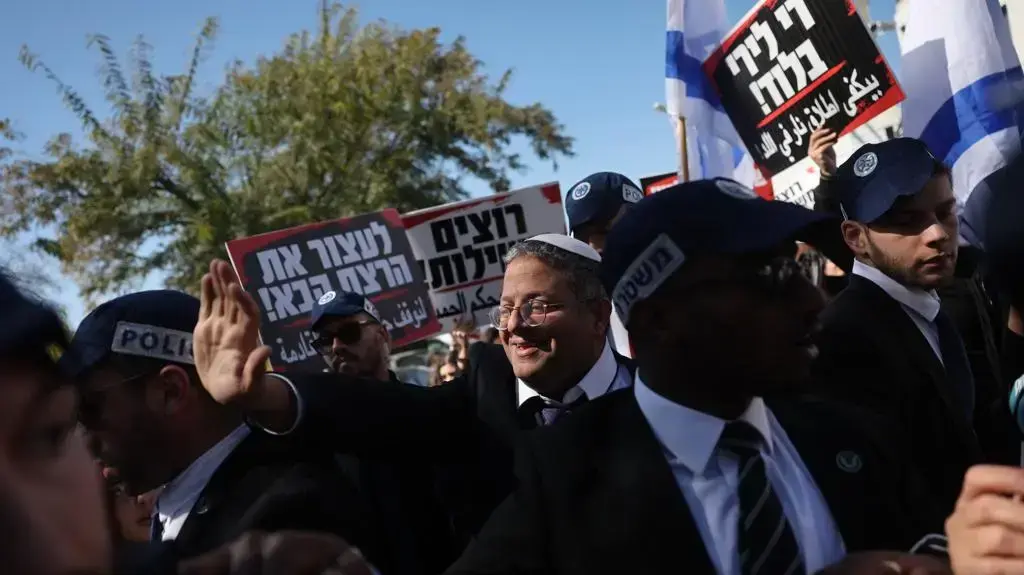 איתמר בן גביר, השר לביטחון לאומי בהפגנת תושבי לוד מחוץ לכנסת, 19 בפברואר 2023 איתמר בן גביר, השר לביטחון לאומי בהפגנת תושבי לוד מחוץ לכנסת, 19 בפברואר 2023