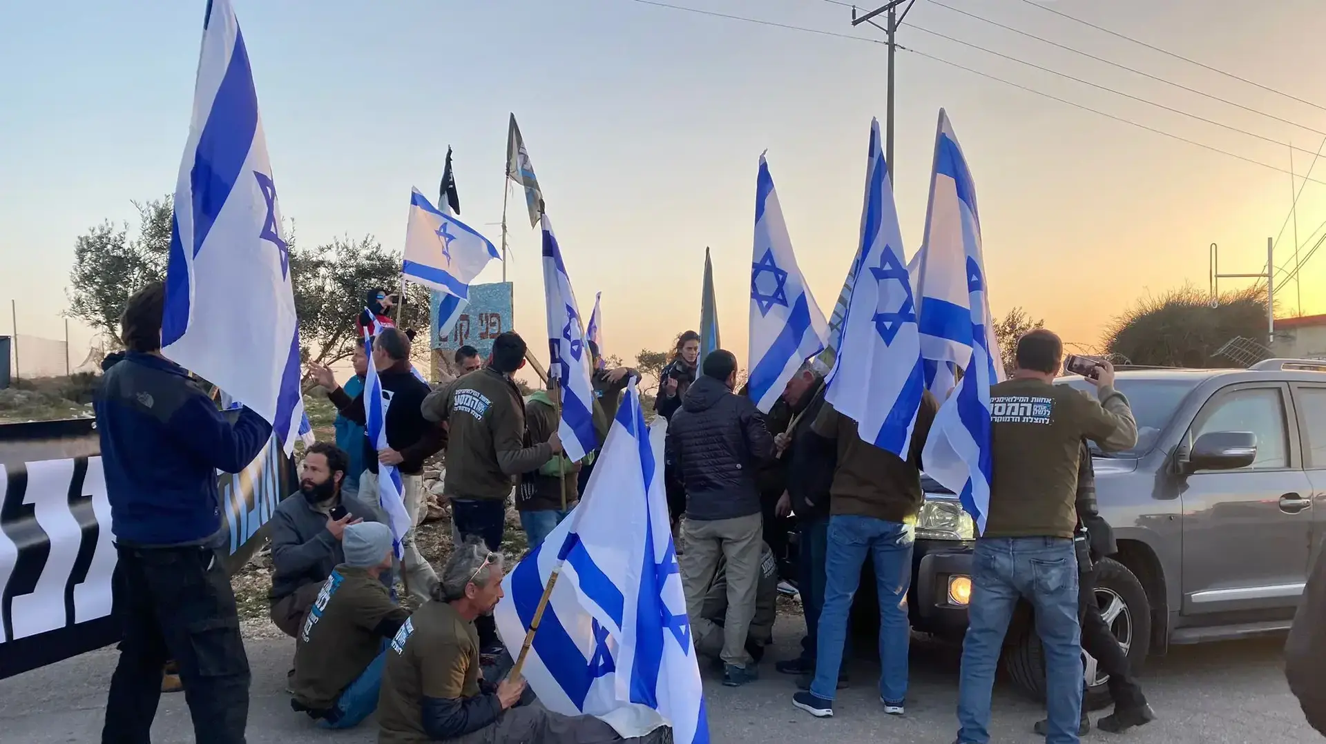מפגינים חוסמים את רכבו של שמחה רוטמן, מאחז פני קדם, 20 בפברואר 2023 מפגינים חוסמים את רכבו של שמחה רוטמן, מאחז פני קדם, 20 בפברואר 2023