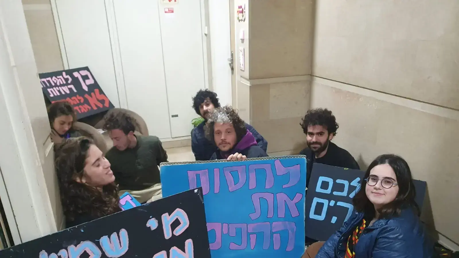 מפגינים חוסמים את דלת ביתה של טלי גוטליב, גבעת שמואל, 20 בפברואר 2023 מפגינים חוסמים את דלת ביתה של טלי גוטליב, גבעת שמואל, 20 בפברואר 2023