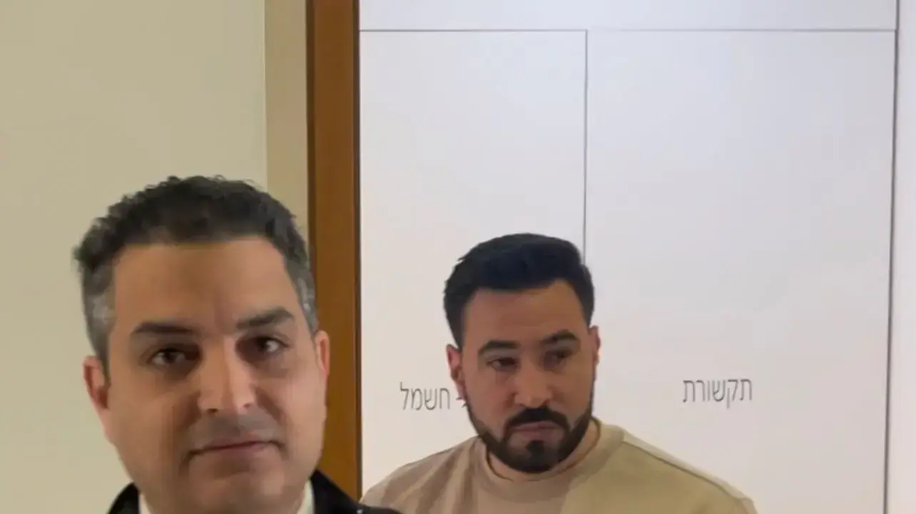 השוטר לשעבר ליאור חתם עם סנגורו עו״ד ליאור בנימין, נאשם בגין חבלה חמורה של ג'עפר פרח לאחר הפגנה בחיפה, בימ"ש השלום חיפה, 20 בפברואר 2023