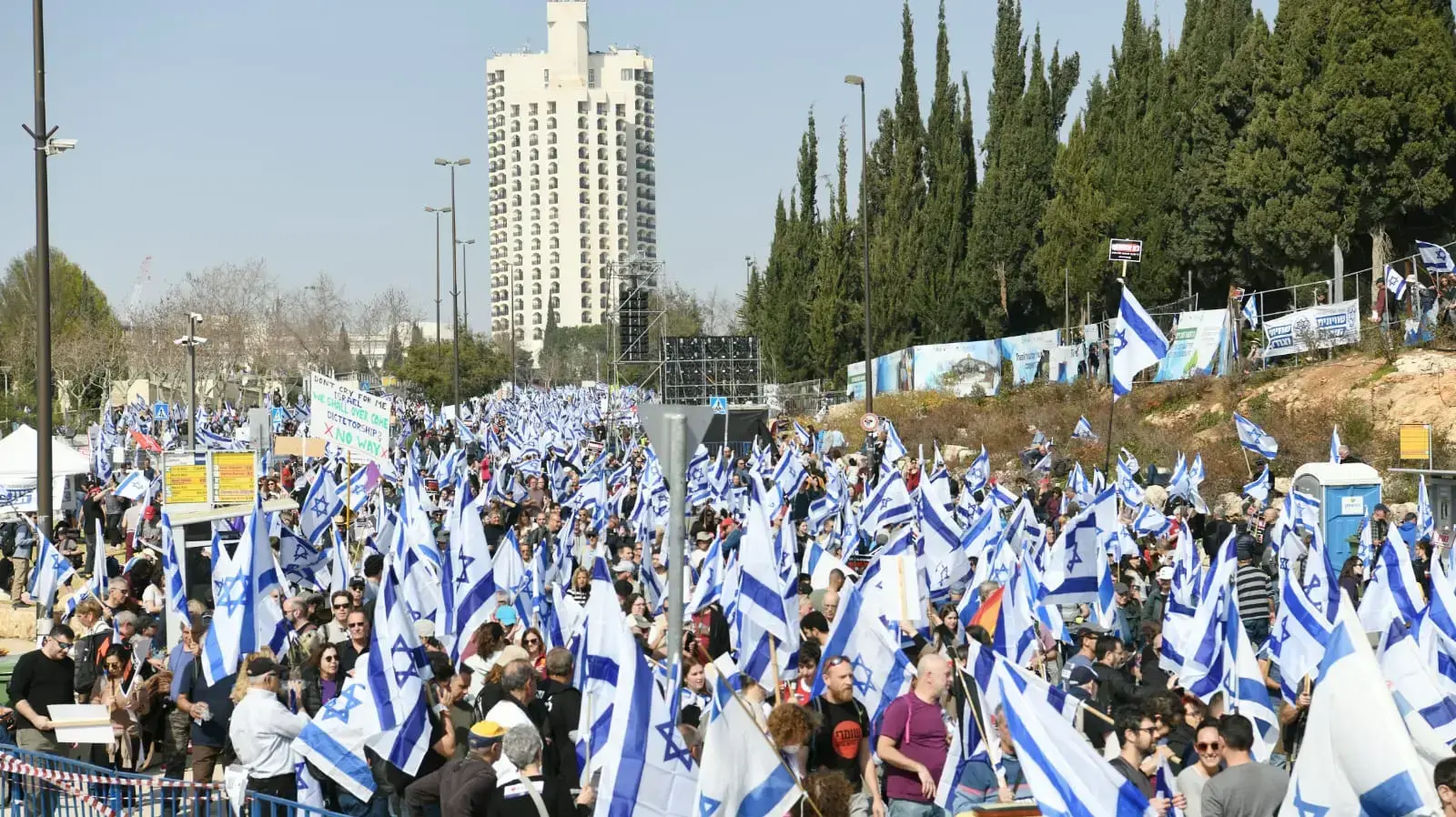 הפגנה נגד המהפכה המשפטית, מחוץ לכנסת, ירושלים, 20 בפברואר 2023 הפגנה נגד המהפכה המשפטית, מחוץ לכנסת, ירושלים, 20 בפברואר 2023