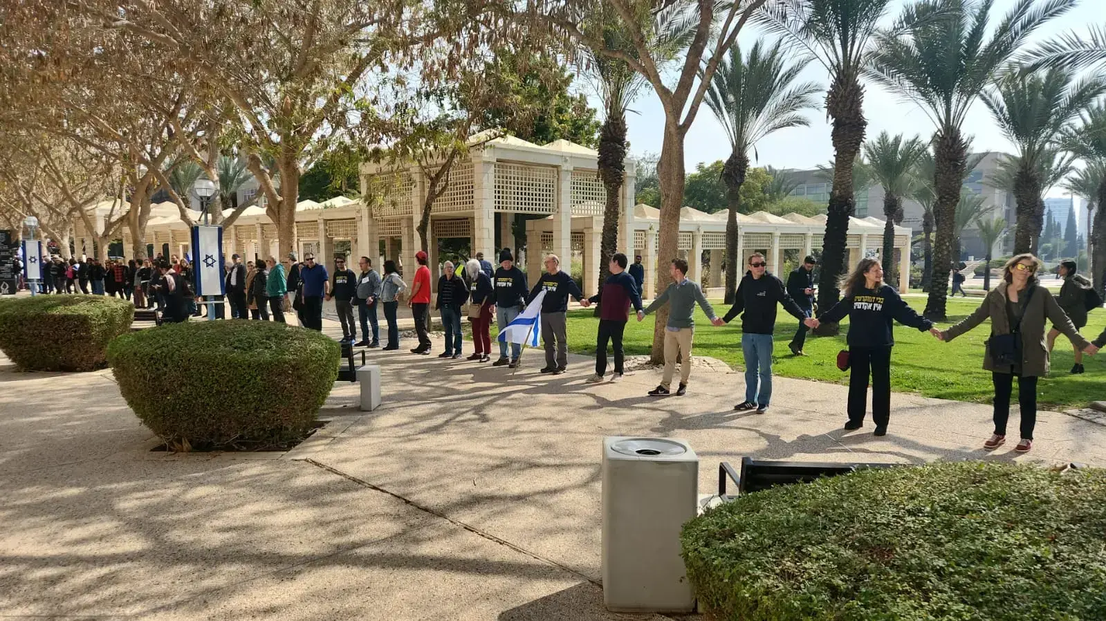 הפגנת חברי סגל וסטודנטים תחת הסיסמא "רפורמה משפטית דורשת הידברות והסכמה רחבה", אוניברסיטת בן גוריון, 20 בפברואר 2023 הפגנת חברי סגל וסטודנטים תחת הסיסמא "רפורמה משפטית דורשת הידברות והסכמה רחבה", אוניברסיטת בן גוריון, 20 בפברואר 2023