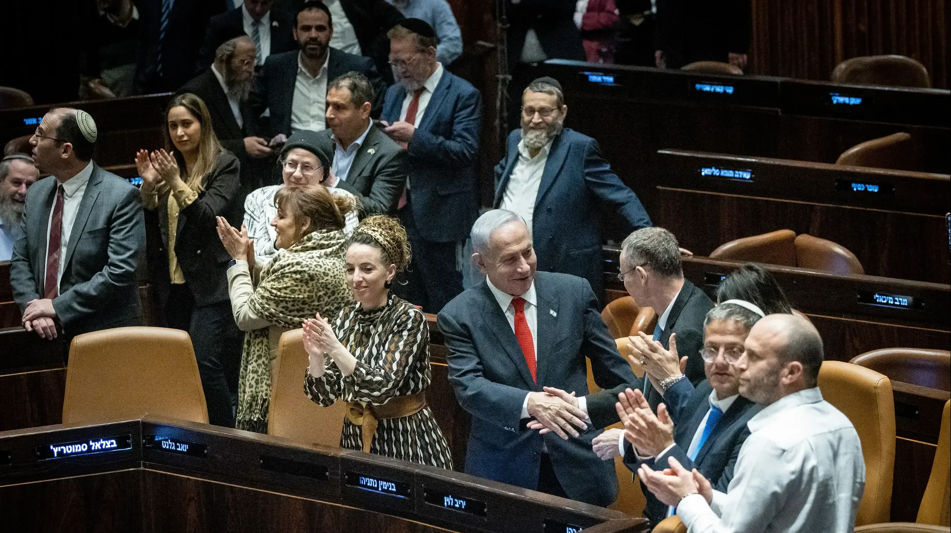 ראש ממשלת ישראל בנימין נתניהו, שר המשפטים יריב לוין וחברי הקואליציה חוגגים לאחר הצבעה על תוכניות השיפוץ השיפוטי של הממשל. ב-21 בפברואר 2023, הכנסת. 