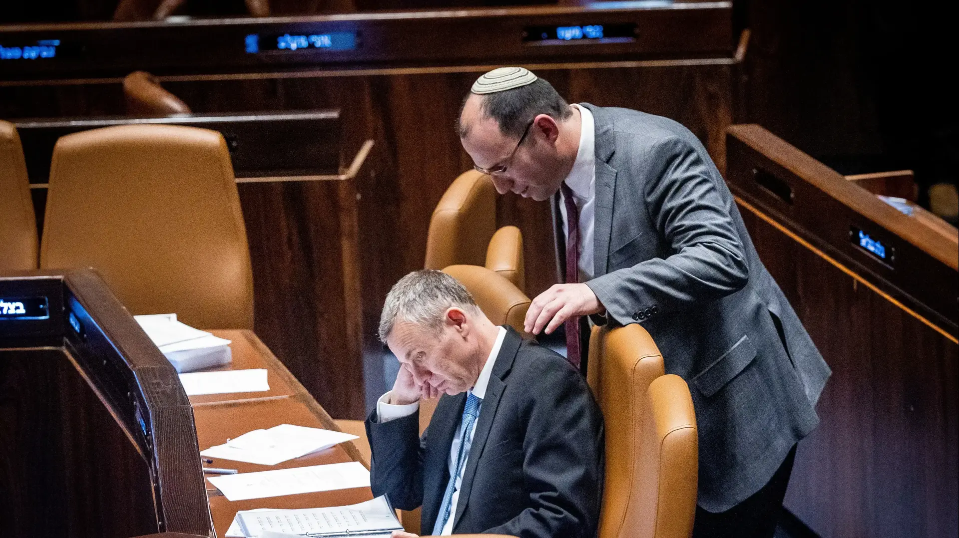 שר המשפטים יריב לוין עם ח"כ שמחה רוטמן בדיון והצבעה על תוכניות הרפורמה המשפטית של הממשלה. הכנסת בירושלים, ב-20 בפברואר 2023. שר המשפטים יריב לוין עם ח"כ שמחה רוטמן בדיון והצבעה על תוכניות הרפורמה המשפטית של הממשלה. הכנסת בירושלים, ב-20 בפברואר 2023.