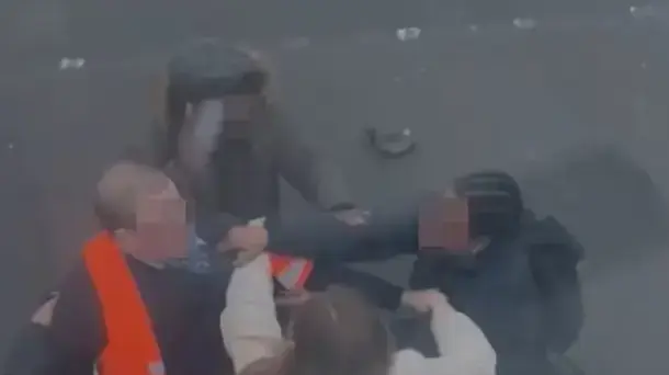 רוכבת אופניים ונהג אוטובוס התקוטטו בכביש בלונדון, 21 בפברואר 2023