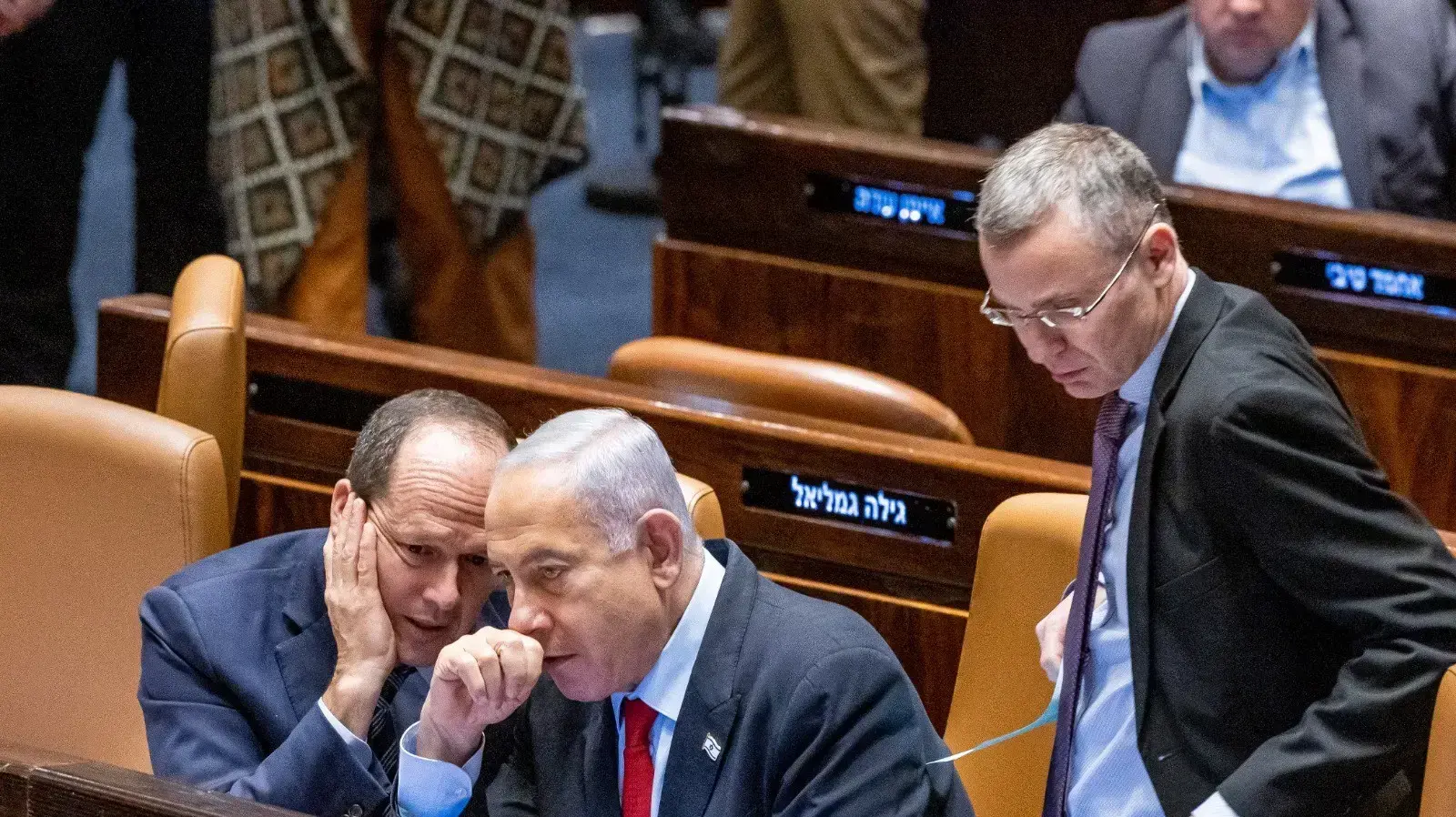 בנימין נתניהו, יריב לוין, ניר ברקת, הצבעה במליאת הכנסת, 22 בפברואר 2023 בנימין נתניהו, יריב לוין, ניר ברקת, הצבעה במליאת הכנסת, 22 בפברואר 2023