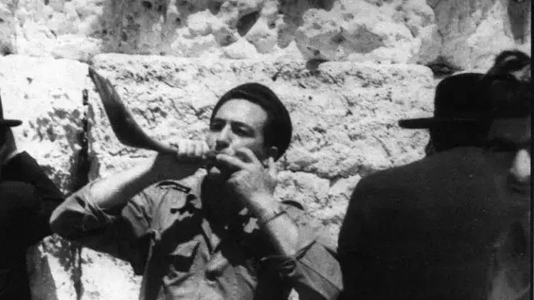 אברהם אלקיים תוקע בשופר בכותל המערבי, בסוף מלחמת ששת הימים