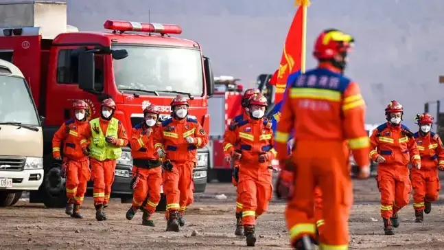 צוותי חירום בזירת התמטוטטות מכרה במונגוליה הפנימית, 22 בפברואר 2023 צוותי חירום בזירת התמטוטטות מכרה במונגוליה הפנימית, 22 בפברואר 2023