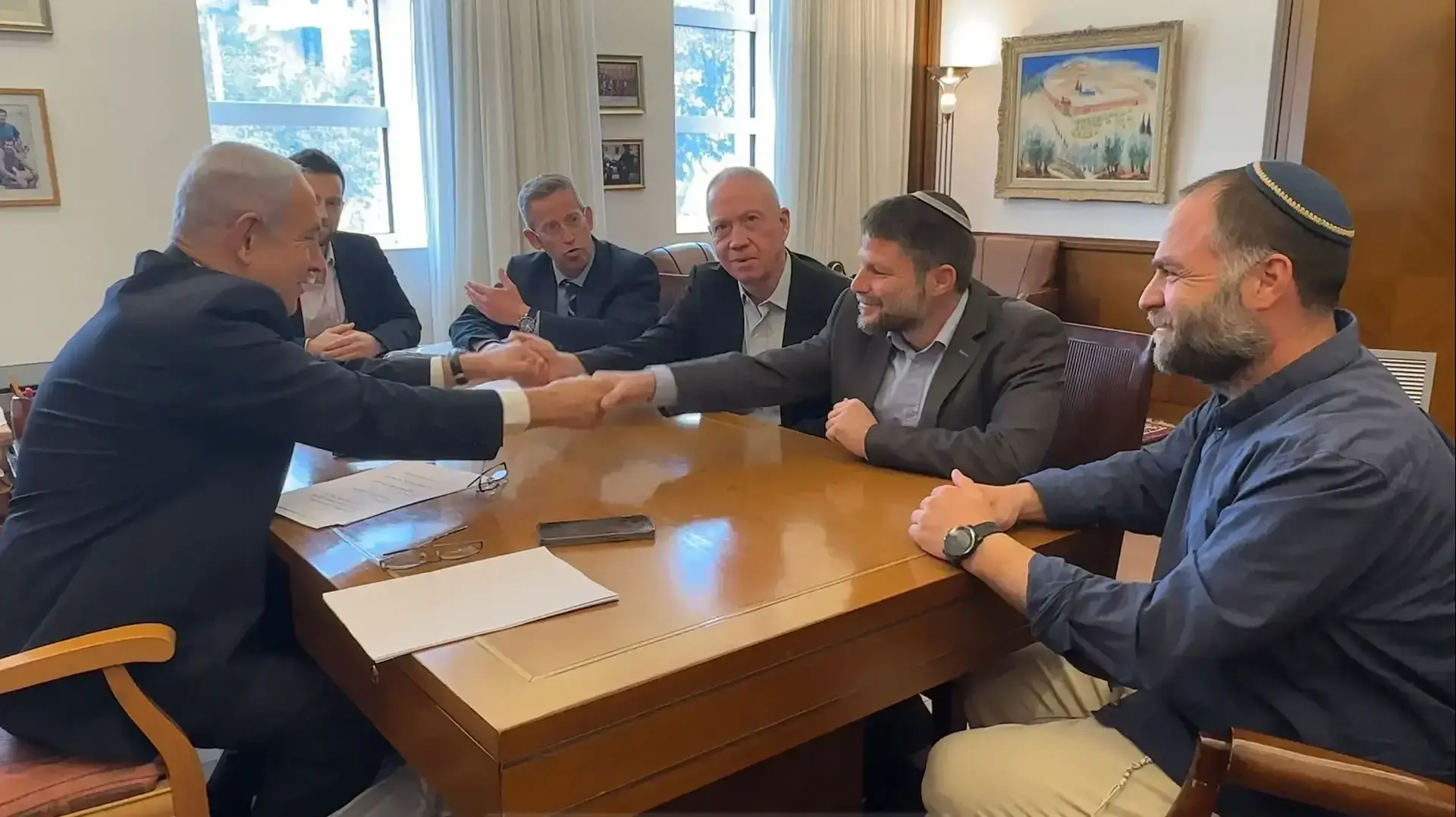 ראש הממשלה בנימין נתניהו, שר הביטחון יואב גלנט והשר במשרד הביטחון בצלאל סמוטריץ' חתמו כעת על מסמך הבנות באשר לחלוקת האחריות במשרד הביטחון, בין שר הביטחון לשר הנוסף, ביחס למנהל האזרחי ולמתאם פעולות הממשלה בשטחים ראש הממשלה בנימין נתניהו, שר הביטחון יואב גלנט והשר במשרד הביטחון בצלאל סמוטריץ' חתמו כעת על מסמך הבנות באשר לחלוקת האחריות במשרד הביטחון, בין שר הביטחון לשר הנוסף, ביחס למנהל האזרחי ולמתאם פעולות הממשלה בשטחים