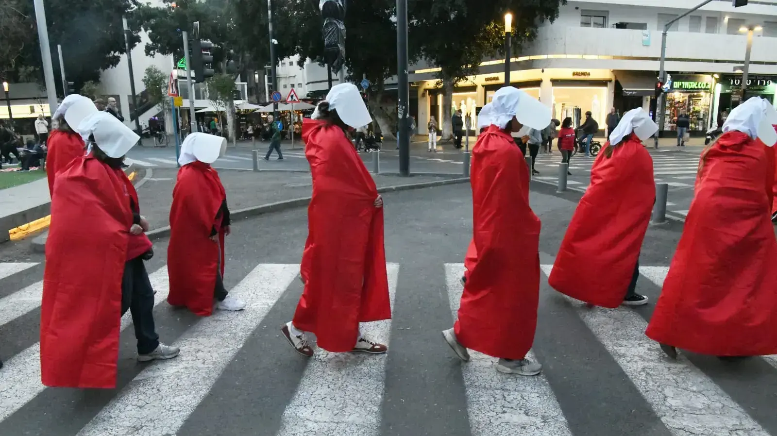 מיצג מחאה על המהפכה המשפטית בכיכר דיזנגוף בתל אביב, 25 בפברואר 2023 מיצג מחאה על המהפכה המשפטית בכיכר דיזנגוף בתל אביב, 25 בפברואר 2023