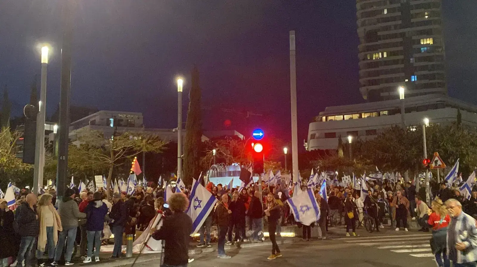מפגינים בכיכר דיזנגוף, לקראת ההפגנה בקפלן נגד המהפכה המשפטית, 25 בפברואר 2023 מפגינים בכיכר דיזנגוף, לקראת ההפגנה בקפלן נגד המהפכה המשפטית, 25 בפברואר 2023