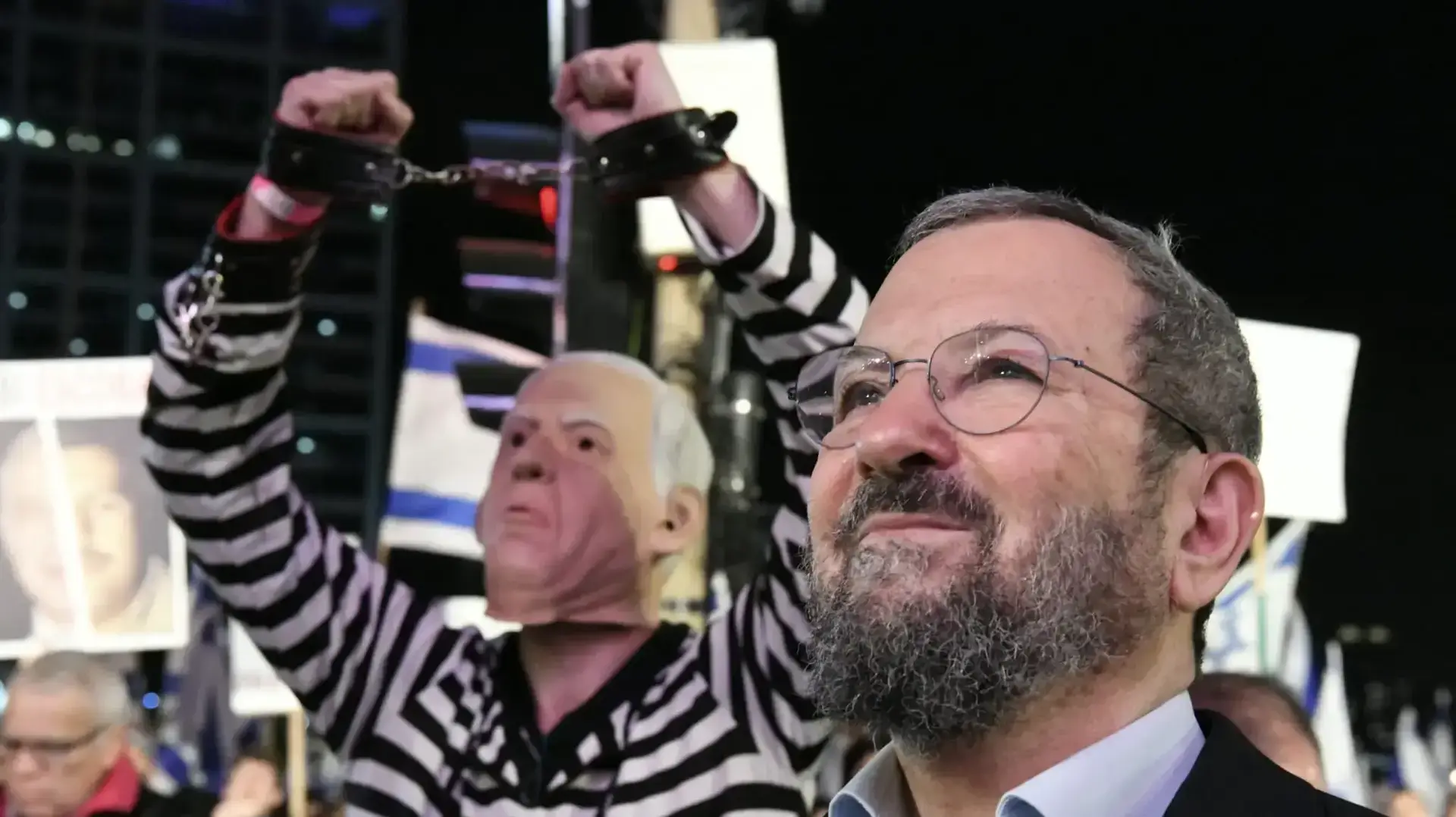 אהוד ברק לצד בובה בדמותו של בנימין נתניהו.הפגנה נגד המהפכה המשפטית בתל אביב. 25 בפברואר 2023 אהוד ברק לצד בובה בדמותו של בנימין נתניהו.הפגנה נגד המהפכה המשפטית בתל אביב. 25 בפברואר 2023