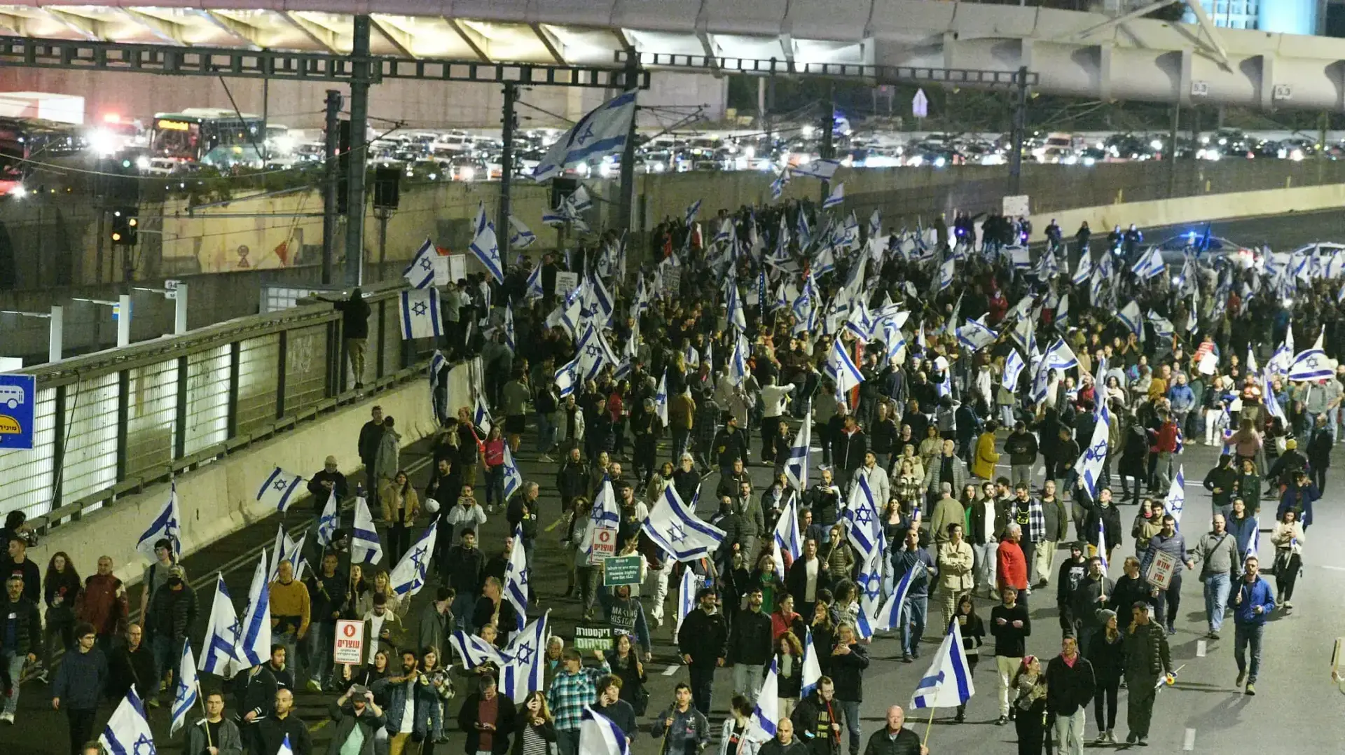 הפגנה בנתיבי איילון נגד המהפכה המשפטית בתל אביב. 25 בפברואר 2023 הפגנה בנתיבי איילון נגד המהפכה המשפטית בתל אביב. 25 בפברואר 2023