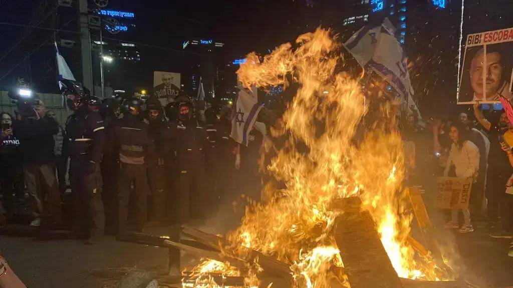 במהלך ההפגנה נגד המהפכה המשפטית בתל אביב הודלקה מדורה בנתיבי איילון. 25 בדצמבר 2023 במהלך ההפגנה נגד המהפכה המשפטית בתל אביב הודלקה מדורה בנתיבי איילון. 25 בדצמבר 2023