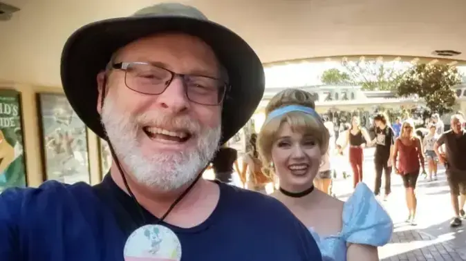 ג'ף רייץ נכנס לספר השיאים של גינס לאחר שביקר בדיסנילנד 2,995 ימים ברציפות ג'ף רייץ נכנס לספר השיאים של גינס לאחר שביקר בדיסנילנד 2,995 ימים ברציפות