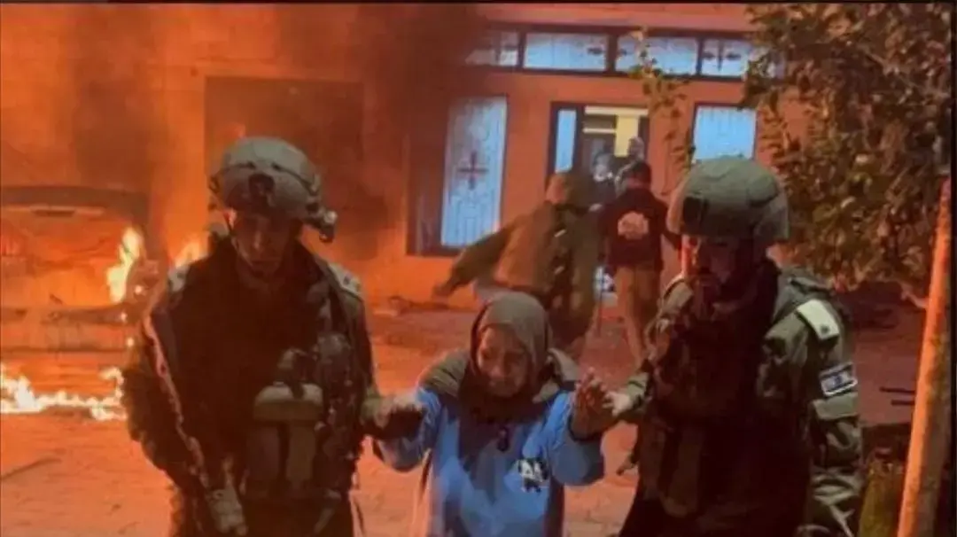 קציני מנהל אזרחי מפנים פלסטינים מבתיהם שהוצתו. 26 בפברואר 2023 קציני מנהל אזרחי מפנים פלסטינים מבתיהם שהוצתו. 26 בפברואר 2023