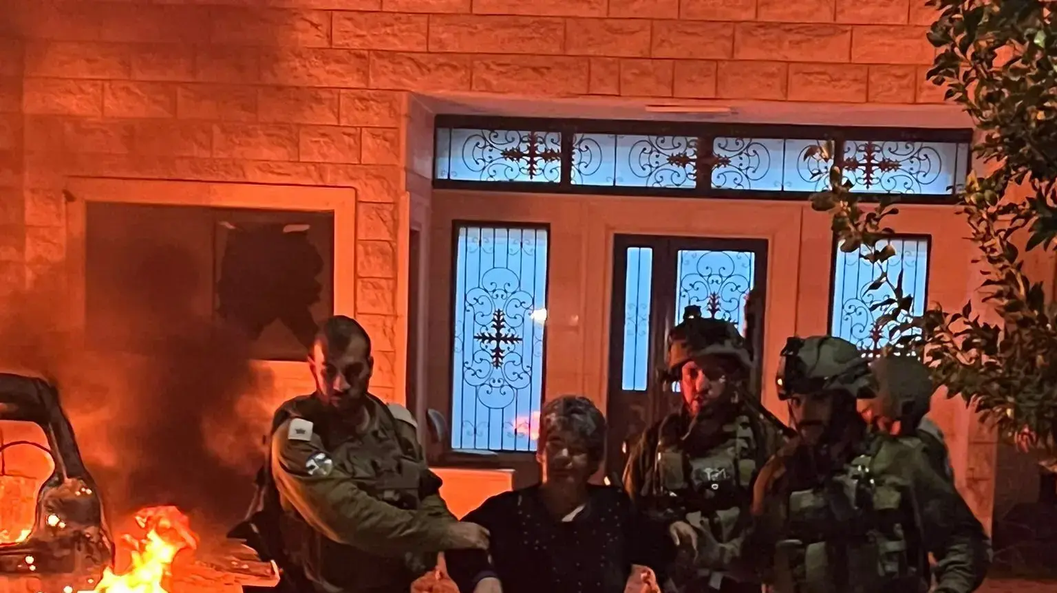 קציני מנהל אזרחי מפנים פלסטינים מבתיהם שהוצתו. 26 בפברואר 2023 קציני מנהל אזרחי מפנים פלסטינים מבתיהם שהוצתו. 26 בפברואר 2023