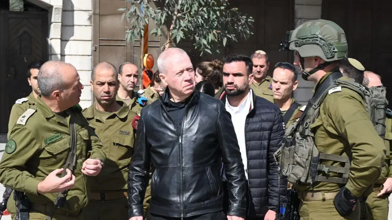 שר הביטחון יואב גלנט סיים ביקר בזירת הפיגוע בכביש חווארה וקיבל סקירה ממפקד הפיקוד האלוף יהודה פוקס, מפקד אוגדת איו״ש, תא״ל אבי בלוט ומח״ט שומרון, אל״מ שמעון סיסו, על פרטי פיגוע הירי והתפרעויות , 27 בפברואר 2023 שר הביטחון יואב גלנט סיים ביקר בזירת הפיגוע בכביש חווארה וקיבל סקירה ממפקד הפיקוד האלוף יהודה פוקס, מפקד אוגדת איו״ש, תא״ל אבי בלוט ומח״ט שומרון, אל״מ שמעון סיסו, על פרטי פיגוע הירי והתפרעויות , 27 בפברואר 2023