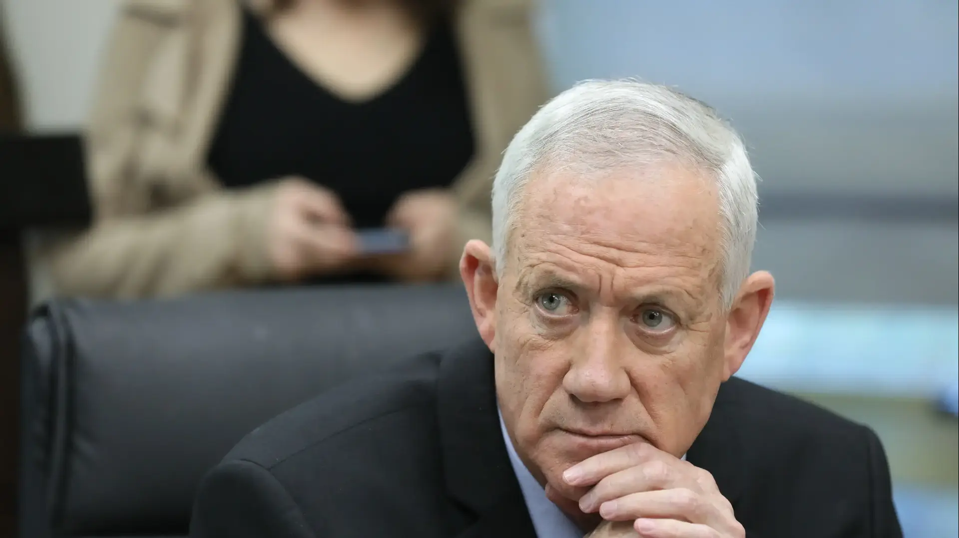 בני גנץ בישיבת סיעת המחנה הממלכתי, 27 בפברואר 2023 בני גנץ בישיבת סיעת המחנה הממלכתי, 27 בפברואר 2023