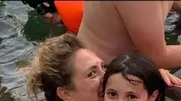 מעיין, בת 10, נפצעה קשה בתאונת דרכים במהלך טיול שנתי של בית הספר, ספגה פגיעת ראש קשה ומאז נמצאת בתרדמת. מעיין, בת 10, נפצעה קשה בתאונת דרכים במהלך טיול שנתי של בית הספר, ספגה פגיעת ראש קשה ומאז נמצאת בתרדמת.