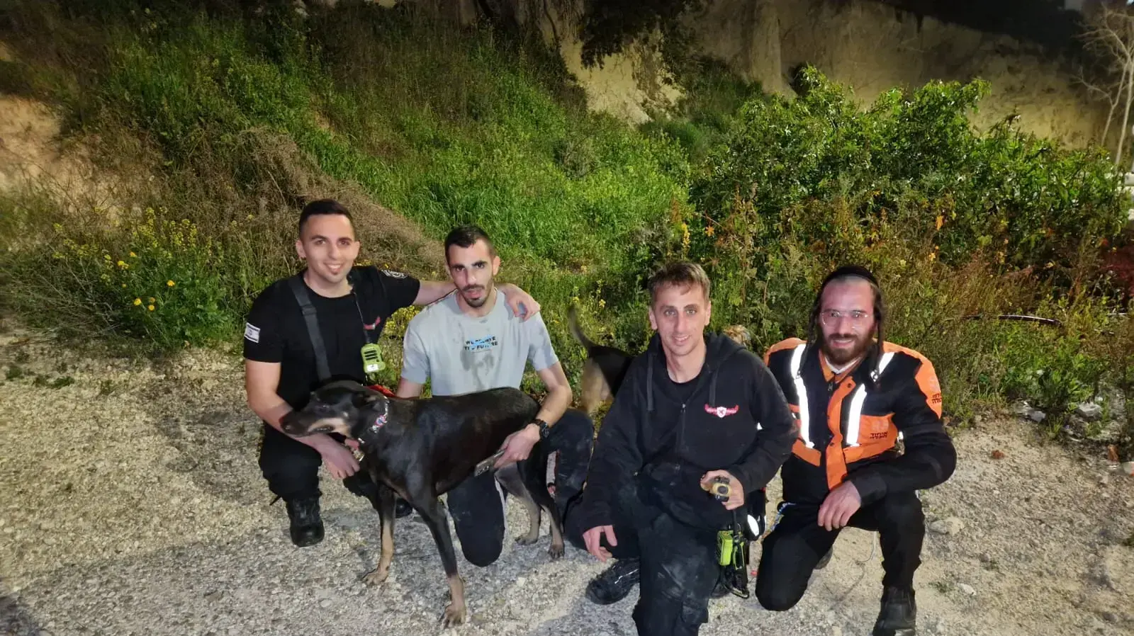 הכלב קינג שחולץ עם בעליו ממצוק בחיפה עם המחלצים
18 בפברואר 2023 הכלב קינג שחולץ עם בעליו ממצוק בחיפה עם המחלצים
18 בפברואר 2023