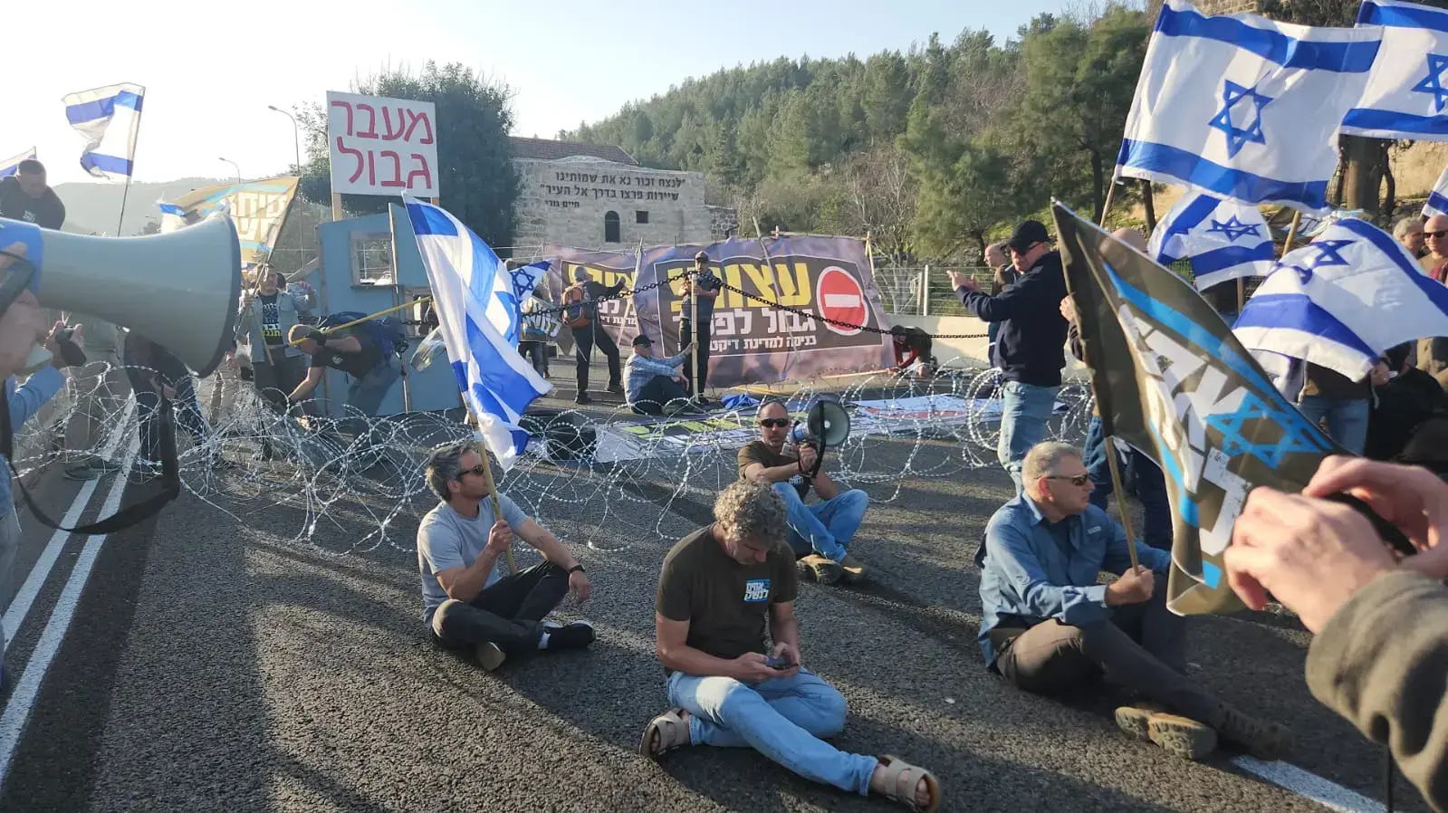 מפגינים חוסמים את כביש 1 מפגינים חוסמים את כביש 1