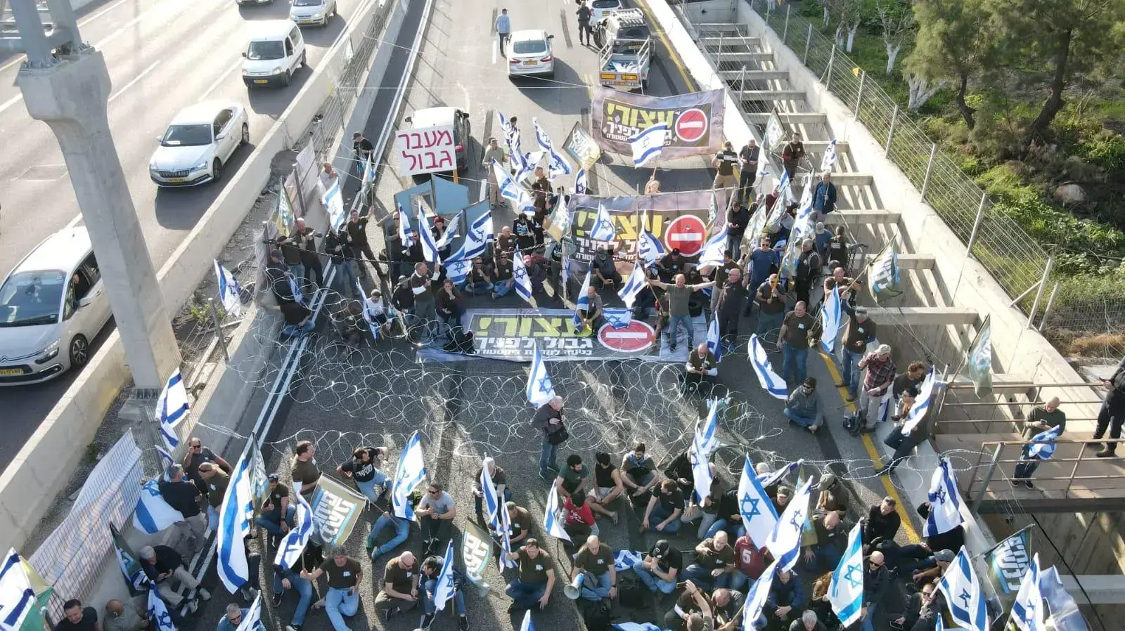 מפגינים חוסמים את כביש שער הגיא במחאה על המהפכה המשפטית, 1 במרץ 2023 מפגינים חוסמים את כביש שער הגיא במחאה על המהפכה המשפטית, 1 במרץ 2023