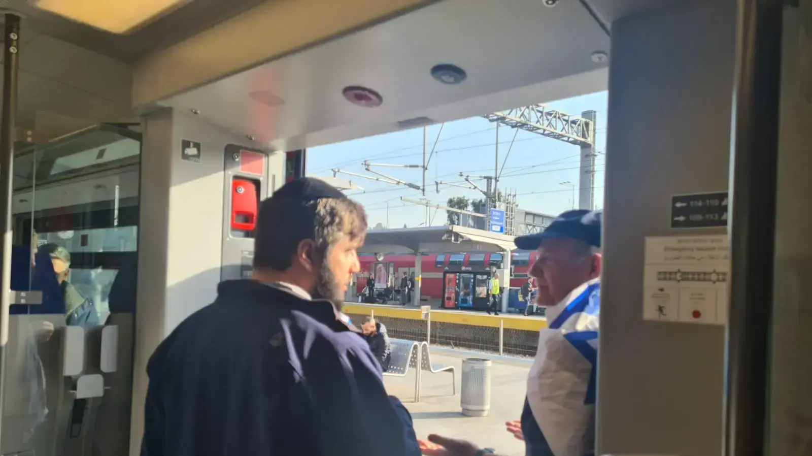 מפגין חוסם את דלת הרכבת, תחנת ההגנה על המהפכה המשפטית, 1 במרץ 2023 מפגין חוסם את דלת הרכבת, תחנת ההגנה על המהפכה המשפטית, 1 במרץ 2023