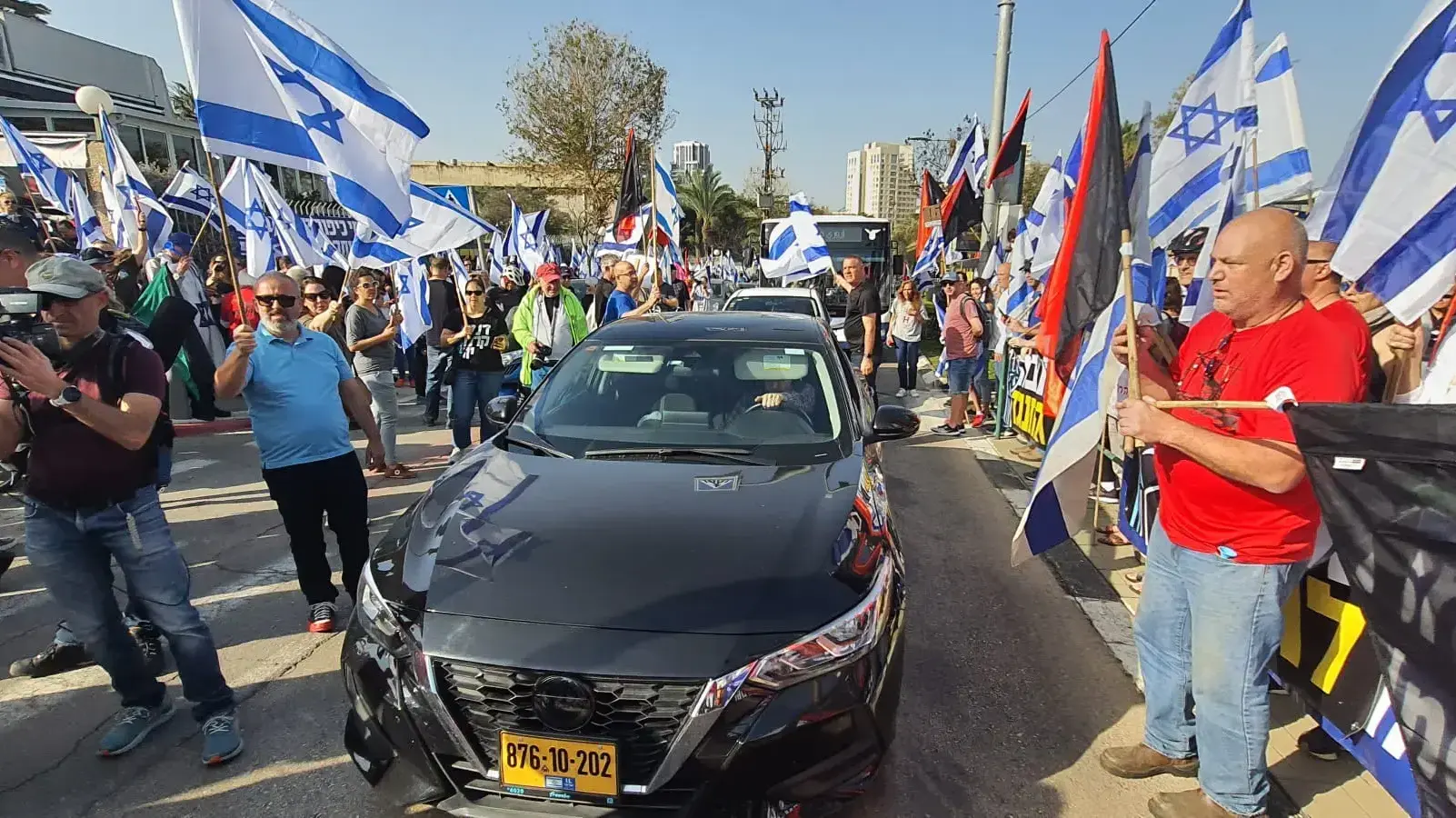 מפגינים במחאה על המהפכה המשפטית, מוזיאון ארץ ישראל, 1 במרץ 2023 מפגינים במחאה על המהפכה המשפטית, מוזיאון ארץ ישראל, 1 במרץ 2023