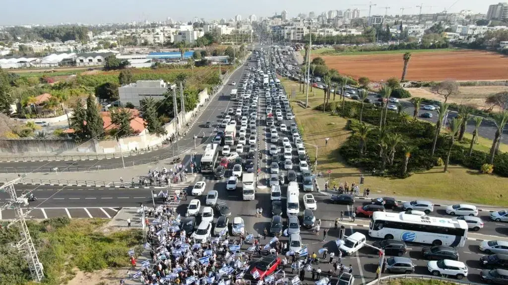 מפגינים נגד המהפכה המשפטית,צומת הכפר הירוק, 1 במרץ 2023 מפגינים נגד המהפכה המשפטית,צומת הכפר הירוק, 1 במרץ 2023