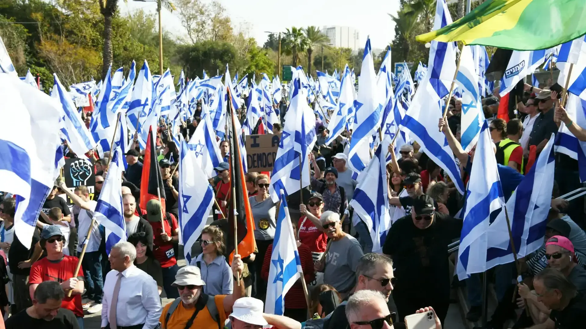 מפגינים במחאה על המהפכה המשפטית, מוזיאון ארץ ישראל, 1 במרץ 2023 מפגינים במחאה על המהפכה המשפטית, מוזיאון ארץ ישראל, 1 במרץ 2023
