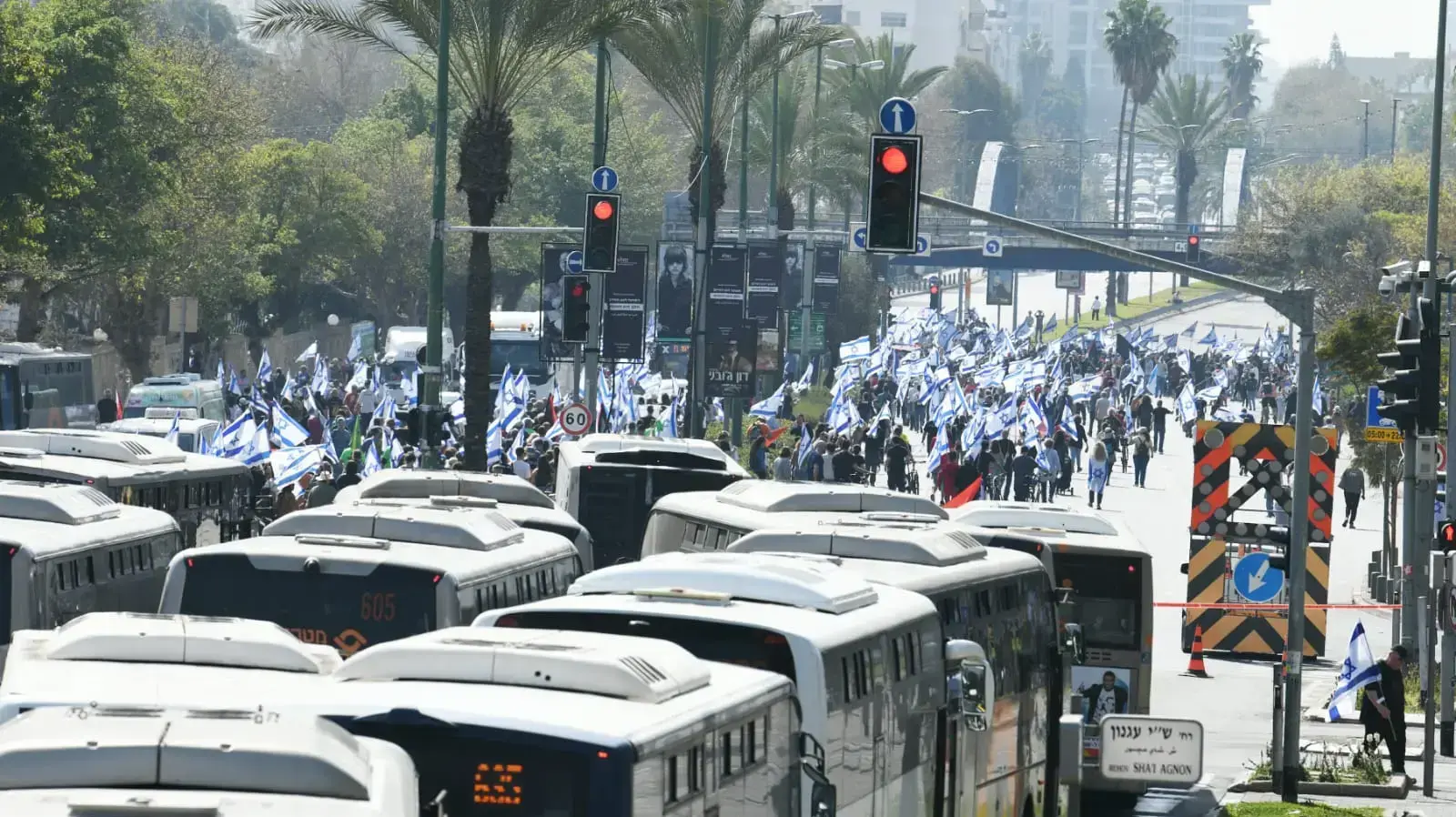 פקק תנועה במסגרת המחאות נגד המהפכה המשפטית,כביש דרך נמיר \ גשר רוקח, תל אביב, 1 במרץ 2023