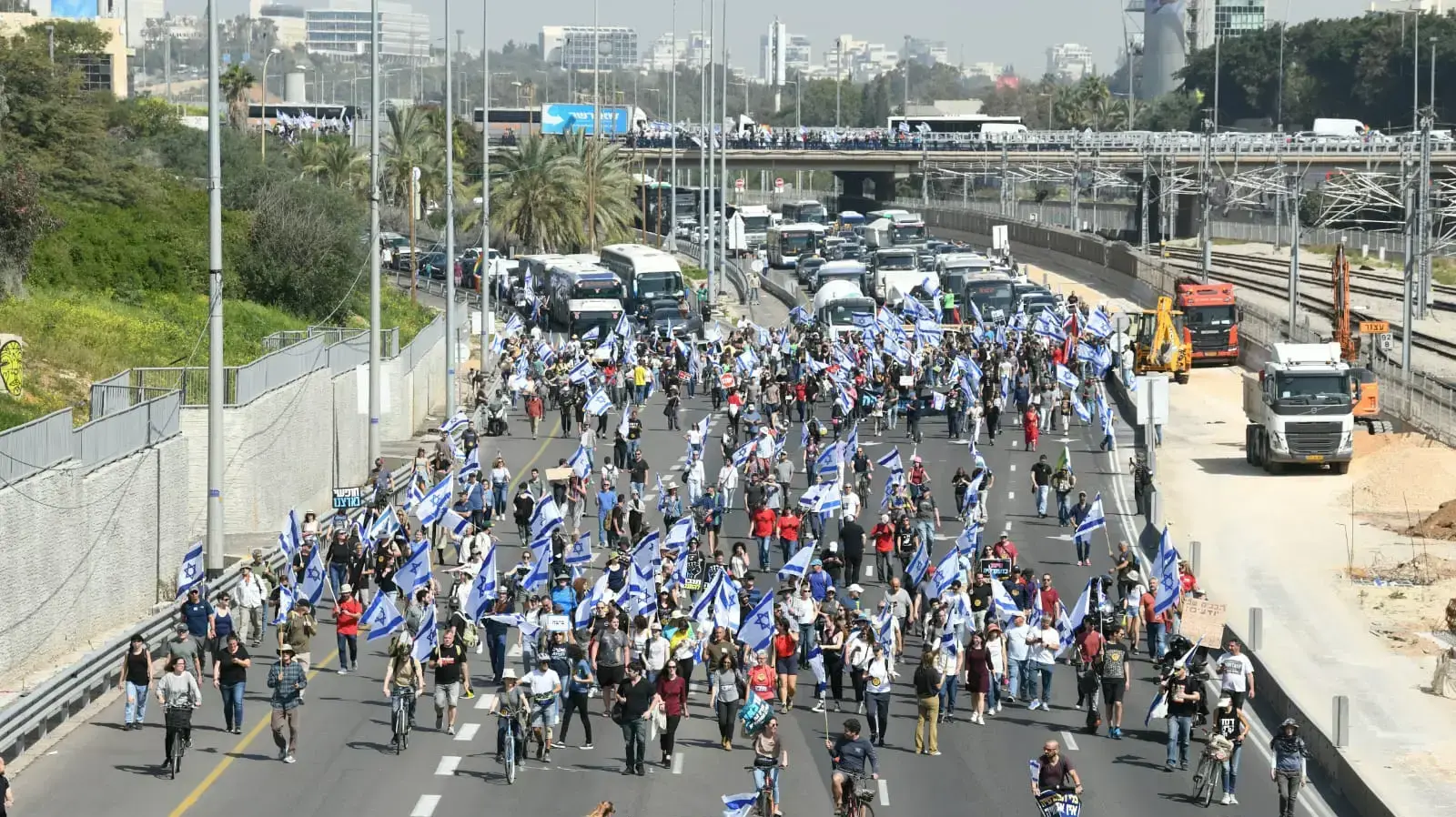 מפגינים במחאה על המהפכה המשפטית, נתיבי איילון,תל אביב 1 במרץ 2023 מפגינים במחאה על המהפכה המשפטית, נתיבי איילון,תל אביב 1 במרץ 2023