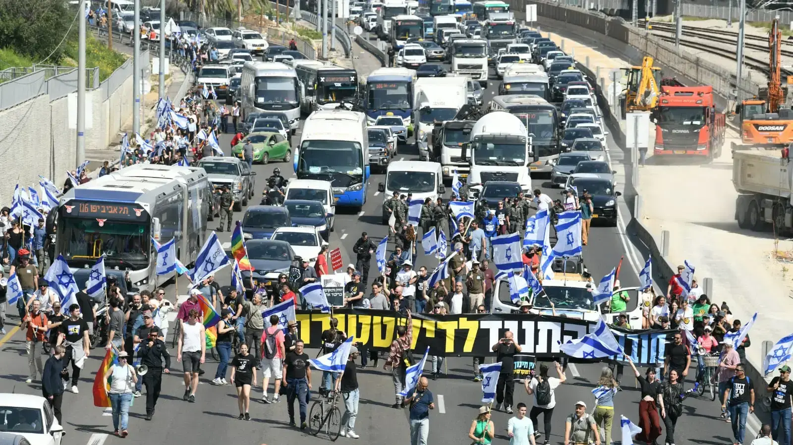 מפגינים במחאה על המהפכה המשפטית, נתיבי איילון,תל אביב 1 במרץ 2023 מפגינים במחאה על המהפכה המשפטית, נתיבי איילון,תל אביב 1 במרץ 2023