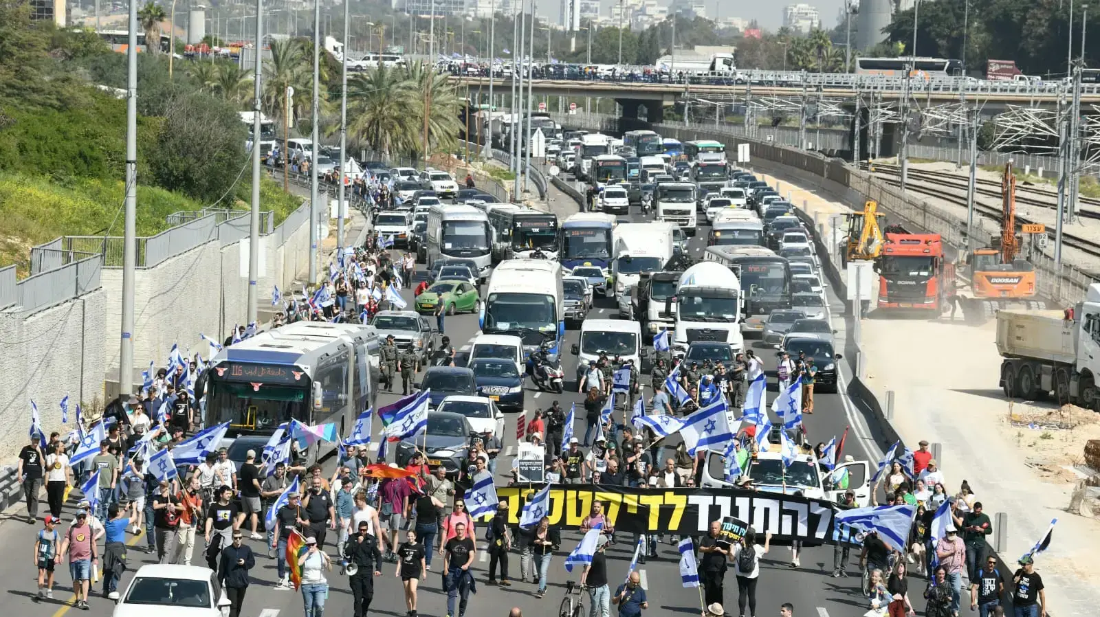 מפגינים במחאה על המהפכה המשפטית, נתיבי איילון,תל אביב 1 במרץ 2023 מפגינים במחאה על המהפכה המשפטית, נתיבי איילון,תל אביב 1 במרץ 2023