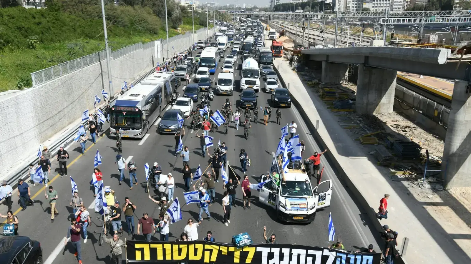 מפגינים במחאה על המהפכה המשפטית, נתיבי איילון,תל אביב 1 במרץ 2023 מפגינים במחאה על המהפכה המשפטית, נתיבי איילון,תל אביב 1 במרץ 2023