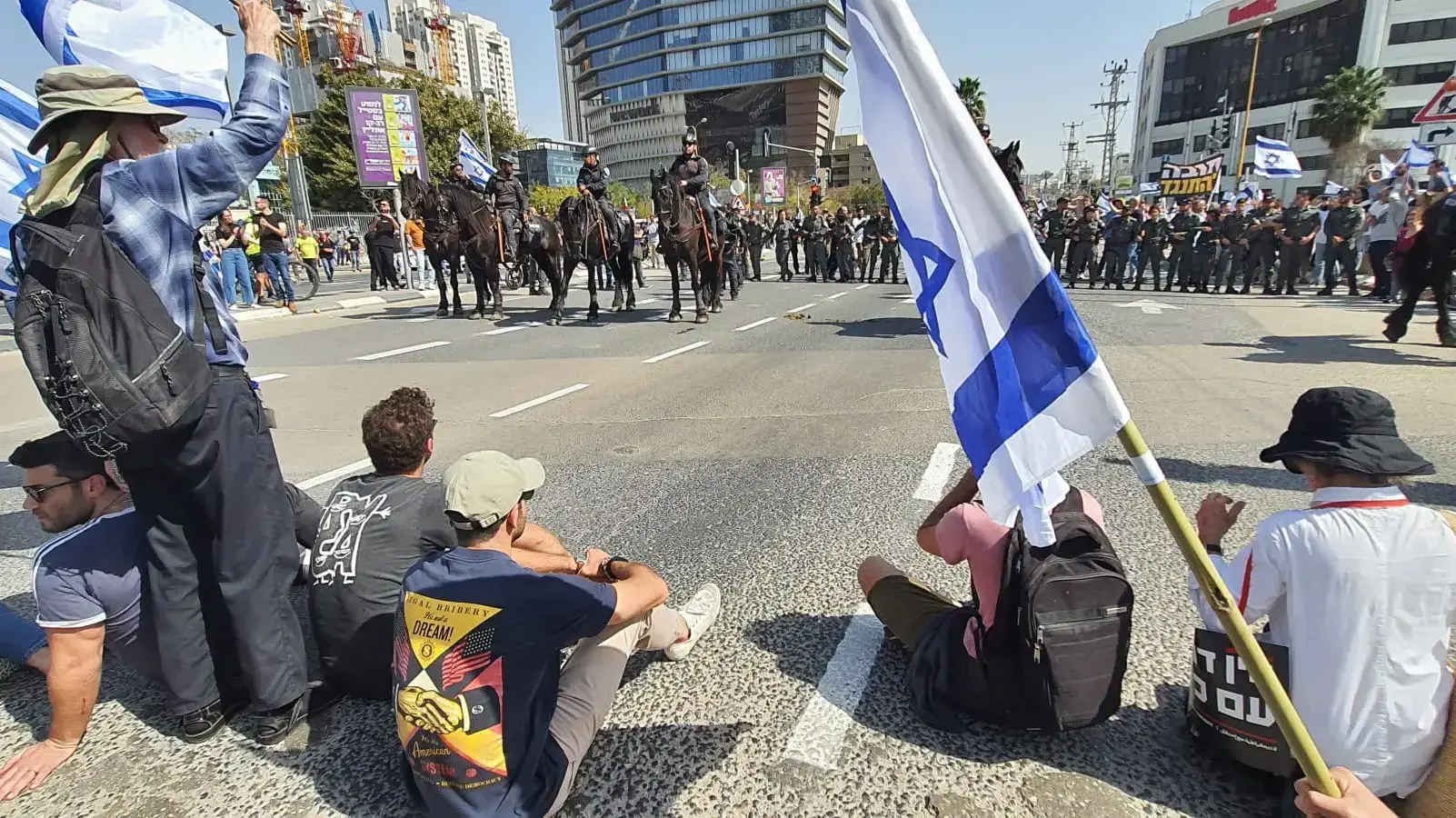 מפגינים במחאה על המהפכה המשפטית, עזריאלי, תל אביב 1 במרץ 2023 מפגינים במחאה על המהפכה המשפטית, עזריאלי, תל אביב 1 במרץ 2023