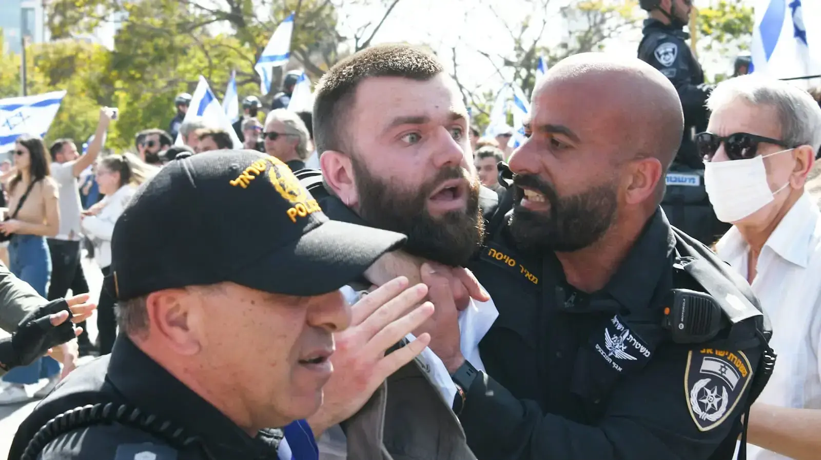 השוטר רפ"ק מאיר סויסה עוצר מפגין במחאה על המהפכה המשפטית, עזריאלי, תל אביב 1 במרץ 2023