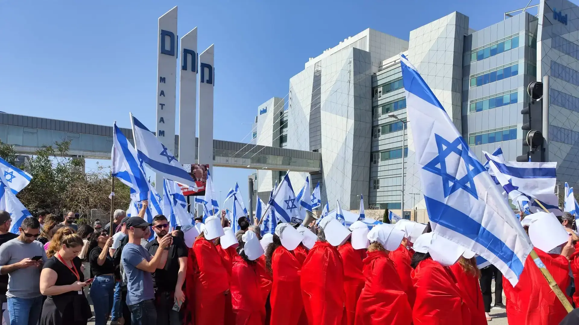 מפגינים במחאה על המהפכה המשפטית, מת"מ חיפה, 1 במרץ 2023 מפגינים במחאה על המהפכה המשפטית, מת"מ חיפה, 1 במרץ 2023